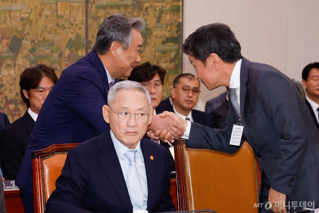 (서울=뉴스1) 안은나 기자 = 이기흥 대한체육회장(왼쪽)과 정몽규 대한축구협회장이 24일 오전 서울 여의도 국회 문화체육관광위원회에서 열린 대한축구협회 등에 대한 현안질의에 출석해 인사하고 있다. 2024.9.24/뉴스1  Copyright © 뉴스1. All rights reserved. 무단 전재 및 재배포,  AI학습 이용 금지. /사진=(서울=뉴스1) 안은나 기자