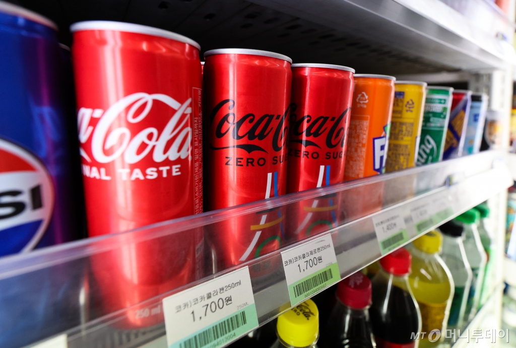  25일 서울 시내의 한 편의점에 코카콜라 음료가 진열돼 있다. 사진은 기사와 연관 없음/사진=뉴시스