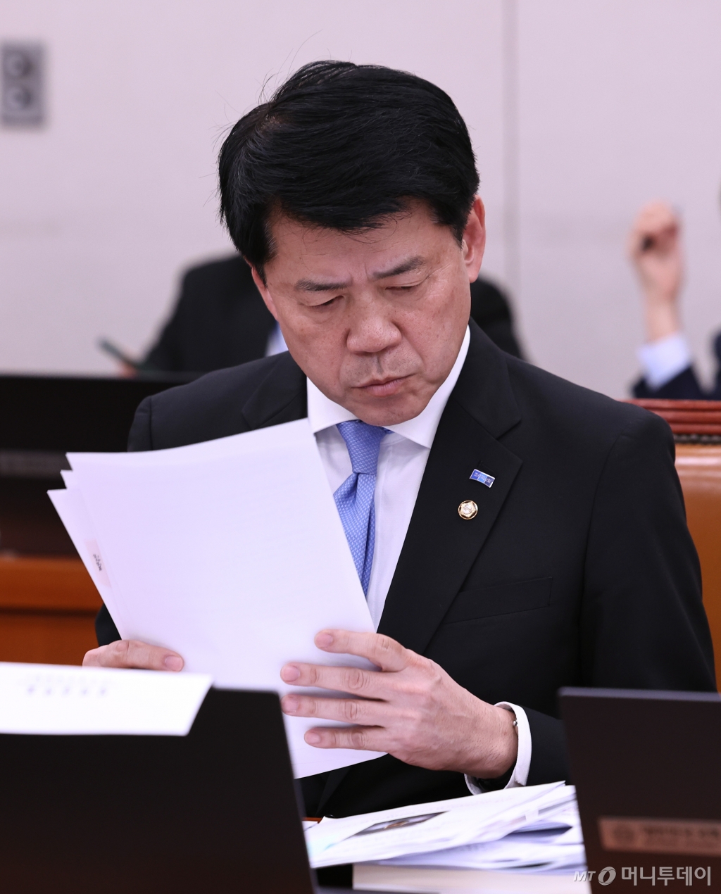 (서울=뉴스1) 구윤성 기자 = 김준형 조국혁신당 의원이 7일 오후 서울 여의도 국회에서 열린 외교통일위원회의 외교부 등에 대한 국정감사에서 자료를 살피고 있다. 2024.10.7/뉴스1  Copyright © 뉴스1. All rights reserved. 무단 전재 및 재배포,  AI학습 이용 금지. /사진=(서울=뉴스1) 구윤성 기자