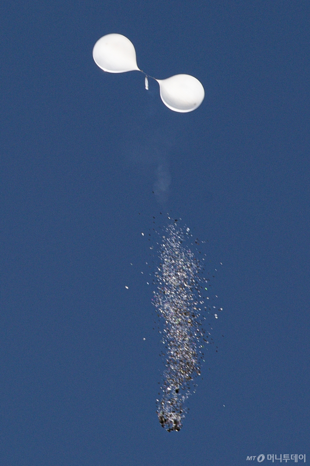 (서울=뉴스1) 이재명 기자 = 4일 오전 서울 종로구 상공 위에서 북한 오물 풍선이 터져 쓰레기가 낙하하고 있다. 2024.10.4/뉴스1  Copyright © 뉴스1. All rights reserved. 무단 전재 및 재배포,  AI학습 이용 금지. /사진=(서울=뉴스1) 이재명 기자