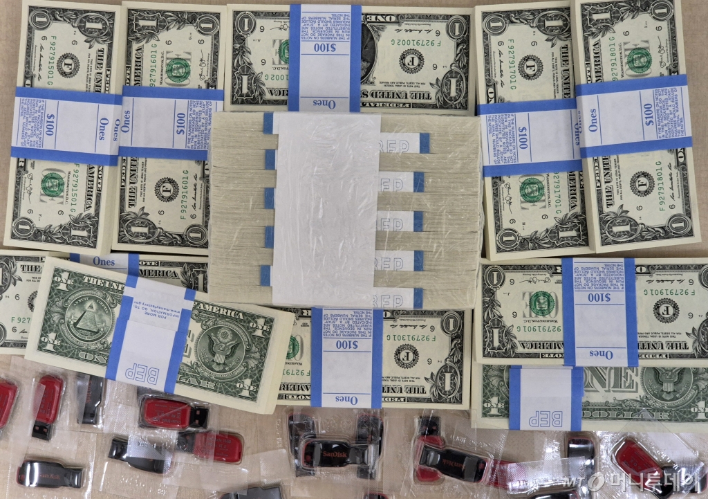 (서울=뉴스1) 송원영 기자 = 탈북민단체 자유북한운동연합 박상학 대표가 6일 새벽 대북전단 20만장을 경기도 포천에서 추가로 살포했다고 밝혔다.  자유북한운동연합은 대북전단 20만장, K팝, 드라마'겨울연가', 나훈아·임영웅 트로트 등 동영상을 저장한 USB 5000개, 1달러 지폐 2000장 등을 10개의 대형애드벌룬으로 북한에 보냈다고 밝혔다. (자유북한운동연합 제공) 2024.6.6/뉴스  Copyright © 뉴스1. All rights reserved. 무단 전재 및 재배포,  AI학습 이용 금지. /사진=(서울=뉴스1) 송원영 기자