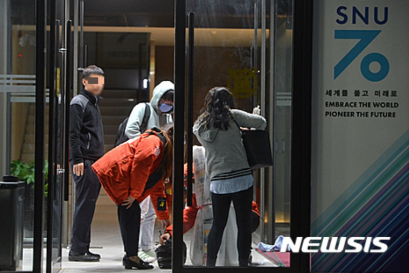 2016년 10월 서울대 학생들이 시흥캠퍼스 설립 중단을 요구하며 대학본부를 점거한 뒤 밤샘 농성을 준비하는 모습. /사진=뉴시스