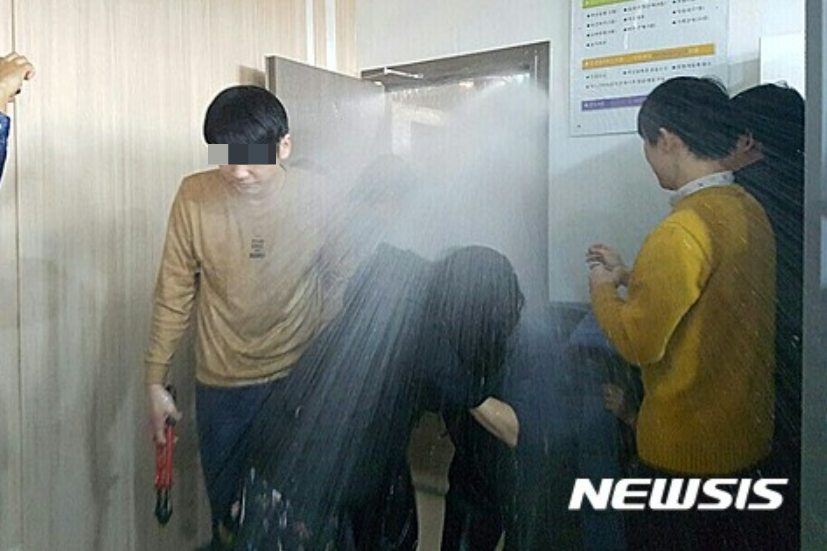 서울대 학생들이 시흥캠퍼스 설립 중단을 요구하며 대학본부를 점거해 농성하던 중 학교 직원들에게 물대포를 맞는 모습. /사진=뉴시스