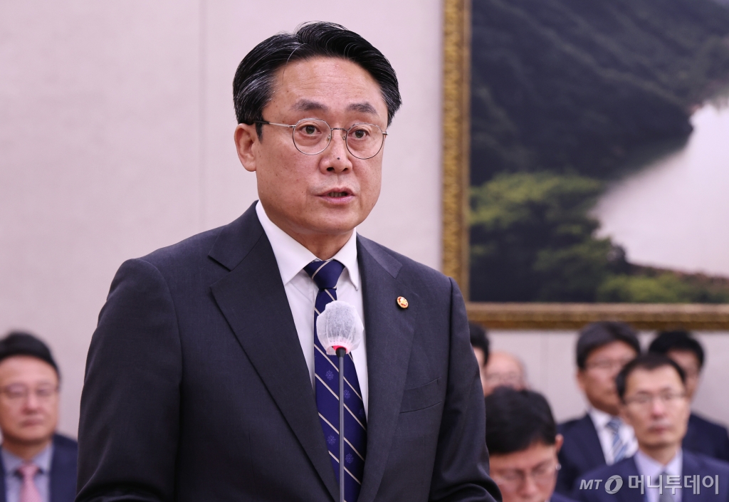  강도형 해양수산부 장관이 8일 오전 서울 여의도 국회에서 열린 국회 농림축산식품해양수산위원회의 해양수산부에 대한 국정감사에서 업무보고를 하고 있다. 2024.10.8/뉴스1  Copyright © 뉴스1. All rights reserved. 무단 전재 및 재배포,  AI학습 이용 금지. 