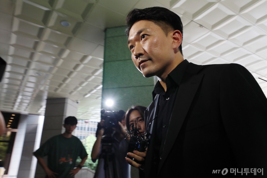 (서울=뉴스1) 박세연 기자 = 기동훈 메디스태프 대표가 20일 오후 의사·의대생 커뮤니티 ‘리베이트 폭로 교수 조롱글’ 관련 조사를 받기위해 종로구 서울경찰청 사이버수사대로 출석하고 있다. 2024.8.20/뉴스1  Copyright © 뉴스1. All rights reserved. 무단 전재 및 재배포,  AI학습 이용 금지. /사진=(서울=뉴스1) 박세연 기자