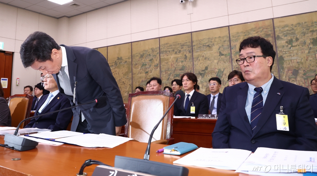 (서울=뉴스1) 김민지 기자 = 정몽규 대한축구협회장이 24일 오전 서울 여의도 국회 문화체육관광위원회에서 열린 대한축구협회 등에 대한 현안질의에 출석해 인사하고 있다. 오른쪽은 김택규 대한배드민턴협회장, 가운데는 홍명보 남자 축구대표팀 감독. 2024.9.24/뉴스1  Copyright © 뉴스1. All rights reserved. 무단 전재 및 재배포,  AI학습 이용 금지. /사진=(서울=뉴스1) 김민지 기자