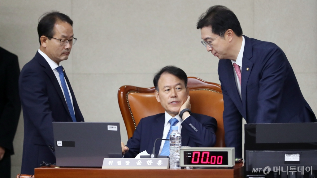 (세종=뉴스1) 김기남 기자 = 8일 오전 세종시 정부세종청사에서 열린 국회 정무위원회 국정감사에서 윤한홍 위원장이 여야 간사와 이야기를 나누고 있다. 2024.10.8/뉴스1  Copyright © 뉴스1. All rights reserved. 무단 전재 및 재배포,  AI학습 이용 금지. /사진=(세종=뉴스1) 김기남 기자