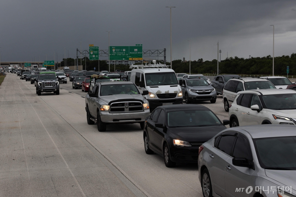 (세인트피터즈버그 AFP=뉴스1) 우동명 기자 = 7일 (현지시간) 허리케인 '밀턴'이 접근하는 플로리다주 세인트피터즈버그에서 대피 차량이 몰려 나와 도로를 메우고 있다. 2024.10.08  ⓒ AFP=뉴스1  Copyright © 뉴스1. All rights reserved. 무단 전재 및 재배포,  AI학습 이용 금지. /사진=(세인트피터즈버그 AFP=뉴스1) 우동명 기자