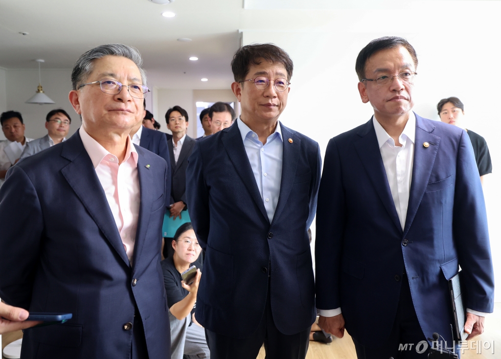 (부천=뉴스1) 이재명 기자 = 최상목 부총리 겸 기획재정부 장관(오른쪽)이 20일 오후 경기도 부천시 여월동 매입임대주택 현장에 참석해 브리핑을 듣고 있다. 왼쪽부터 이한준 LH공사 사장, 박상우 국토교통부 장관, 최 부총리. (공동취재) 2024.8.20/뉴스1 Copyright © 뉴스1. All rights reserved. 무단 전재 및 재배포, AI학습 이용 금지.