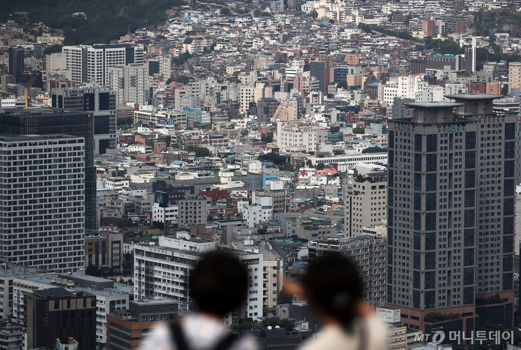 (서울=뉴스1) 오대일 기자 = 사진은 서울 중구 남산에서 바라본 서울시내 빌라 및 구옥 밀집지역의 모습.