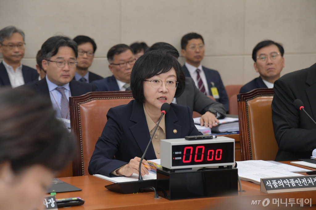 (서울=뉴스1) = 오유경 식품의약품안전처장이 10일 오전 서울 여의도 국회에서 열린 국회 보건복지위원회의 식품의약품안전처 등의 국정감사에서 의원들의 질의에 답변하고 있다. (식품의약품안전처 제공) 2024.10.10/뉴스1 Copyright © 뉴스1. All rights reserved. 무단 전재 및 재배포, AI학습 이용 금지. /사진=(서울=뉴스1)