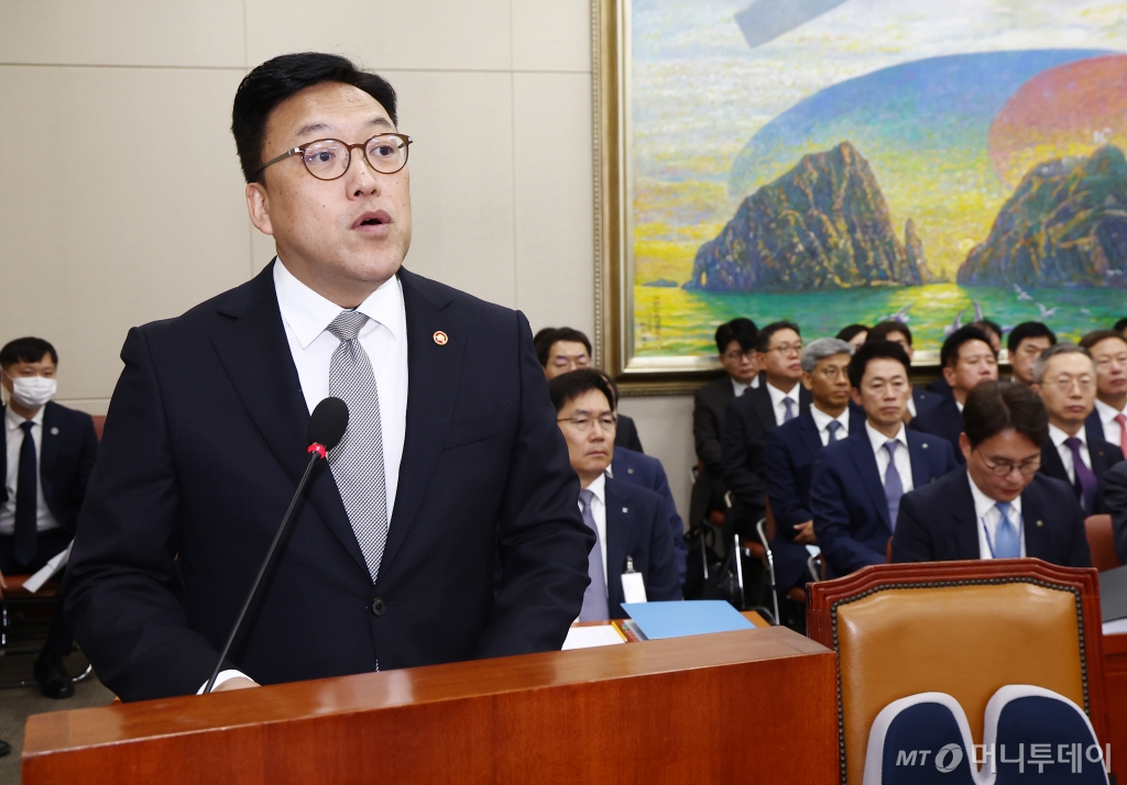 (서울=뉴스1) 김민지 기자 = 김병환 금융위원장이 10일 오전 서울 여의도 국회 정무위원회에서 열린 금융위원회·한국산업은행·중소기업은행에 대한 국정감사에서 인사말을 하고 있다. 2024.10.10/뉴스1 Copyright © 뉴스1. All rights reserved. 무단 전재 및 재배포, AI학습 이용 금지. /사진=(서울=뉴스1) 김민지 기자