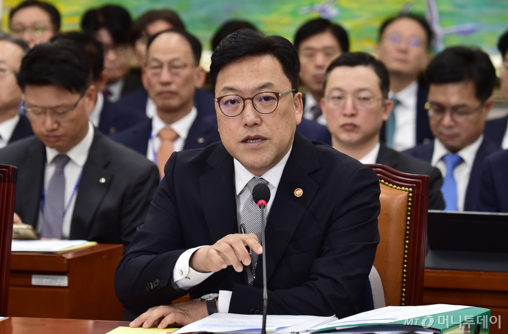 김병환 금융위원장이 10일 서울 여의도국회 본관 604호에서 열린 국회 정무위원회, 금융위 등 국정감사에 출석, 질의에 답하고 있다. 오전 감사에는 김병환 금융위원장, 강석훈 산업은행 회장, 김성태 기업은행장 등 정무위 피감 부처 및 기관장들이 출석한 가운데 우리금융 부당대출 사태와 관련해 임종룡 우리금융지주 회장은 오전 질의가 끝난 이후 증인 출석할 예정으로 알려졌다. /사진=임한별(머니S)