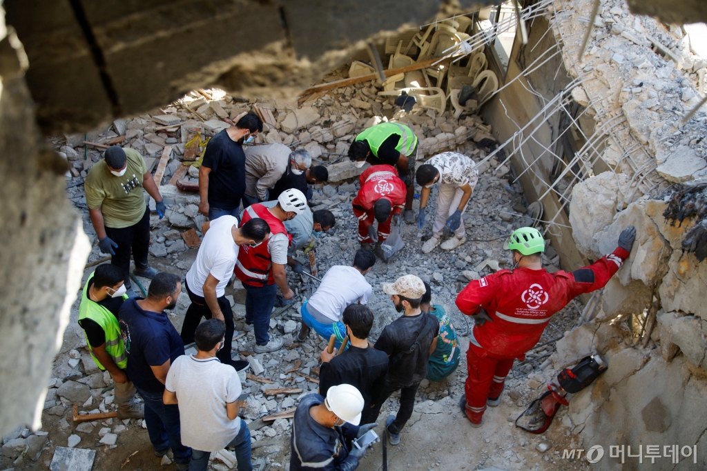 (와르다니예 로이터=뉴스1) 우동명 기자 = 9일(현지시간) 레바논 와르다니예에서 헤즈볼라와 적대 행위 중인 이스라엘 군의 포격을 받아 허물어진 건물서 구조대원과 주민이 수색을 하고 있다. 2024.10.10  ⓒ 로이터=뉴스1  Copyright © 뉴스1. All rights reserved. 무단 전재 및 재배포,  AI학습 이용 금지. /사진=(와르다니예 로이터=뉴스1) 우동명 기자