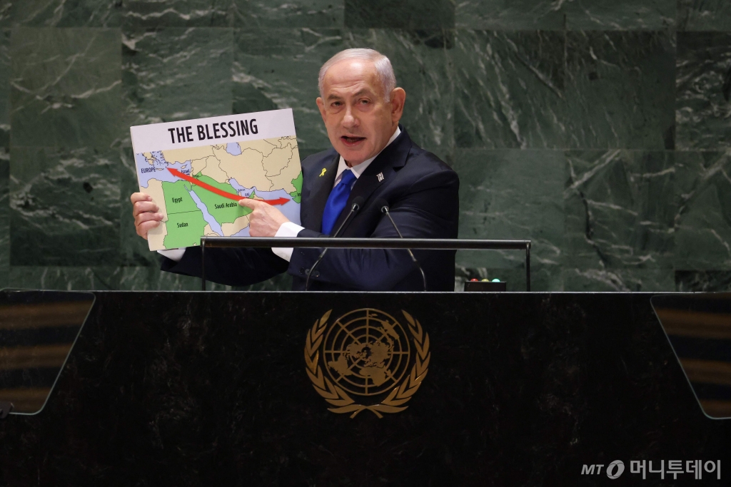 (유엔본부 AFP=뉴스1) 권진영기자 = 베냐민 네타냐후 이스라엘 총리가 27일 뉴욕 유엔본부에서 속개된 79차 유엔총회에서 도표를 내보이며 전쟁의 정당성을 역설하는 연설을 하고 있다. 레바논 휴전 제안을 일축한 네타냐후 총리는 전쟁 종식을 원하는 다수의 회원국들로부터 비난을 한 몸에 받고 있다. 2024.09.27   ⓒ AFP=뉴스1  Copyright © 뉴스1. All rights reserved. 무단 전재 및 재배포,  AI학습 이용 금지. /사진=(유엔본부 AFP=뉴스1) 권진영기자