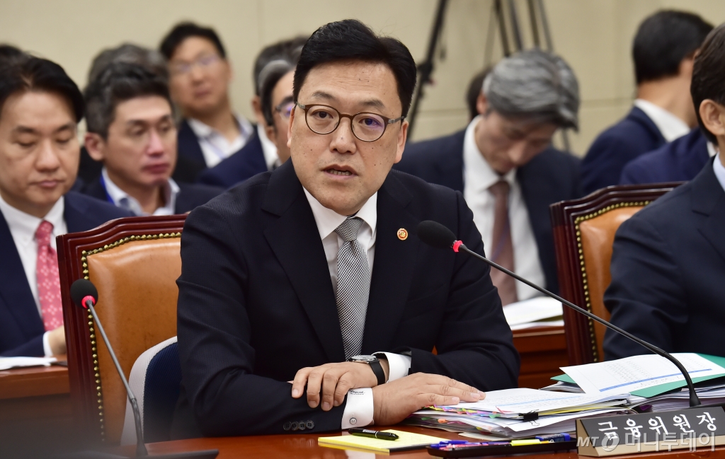 김병환 금융위원장이 10일 서울 여의도국회 본관 604호에서 열린 국회 정무위원회, 금융위 등 국정감사에 출석, 질의에 답하고 있다. 오전 감사에는 김병환 금융위원장, 강석훈 산업은행 회장, 김성태 기업은행장 등 정무위 피감 부처 및 기관장들이 출석한 가운데 우리금융 부당대출 사태와 관련해 임종룡 우리금융지주 회장은 오전 질의가 끝난 이후 증인 출석할 예정으로 알려졌다. /사진=임한별(머니S)