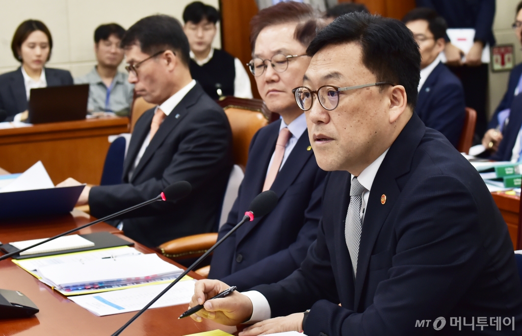 김병환 금융위원장이 10일 서울 여의도국회 본관 604호에서 열린 국회 정무위원회, 금융위 등 국정감사에 출석, 질의에 답하고 있다. 오전 감사에는 김병환 금융위원장, 강석훈 산업은행 회장, 김성태 기업은행장 등 정무위 피감 부처 및 기관장들이 출석한 가운데 우리금융 부당대출 사태와 관련해 임종룡 우리금융지주 회장은 오전 질의가 끝난 이후 증인 출석할 예정으로 알려졌다. /사진=임한별(머니S)