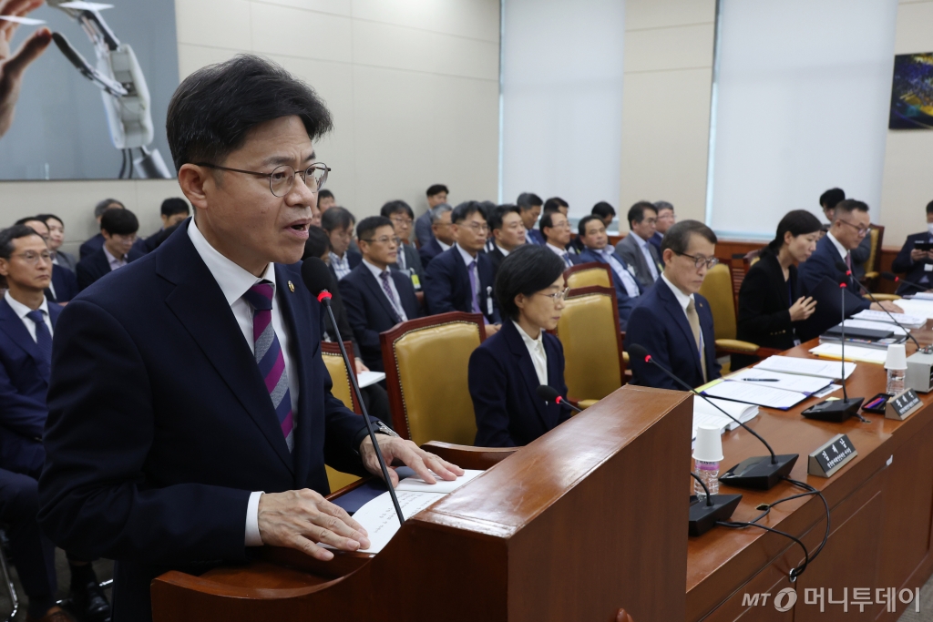 유국희 원자력안전위원장이 10일 서울 여의도 국회에서 열린 과학기술정보방송통신위원회의 원자력안전위원회 등 국정감사에서 업무보고를 하고 있다. /사진=뉴시스