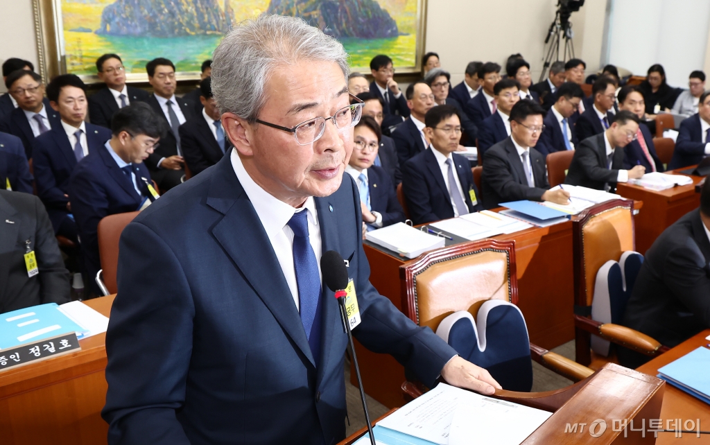 (서울=뉴스1) 김민지 기자 = 임종룡 우리금융그룹 회장이 10일 오후 서울 여의도 국회 정무위원회에서 열린 금융위원회·한국산업은행·중소기업은행에 대한 국정감사에서 손태승 전 회장의 부당대출 관련 질의에 답변하고 있다. 2024.10.10/뉴스1 Copyright © 뉴스1. All rights reserved. 무단 전재 및 재배포, AI학습 이용 금지. /사진=(서울=뉴스1) 김민지 기자