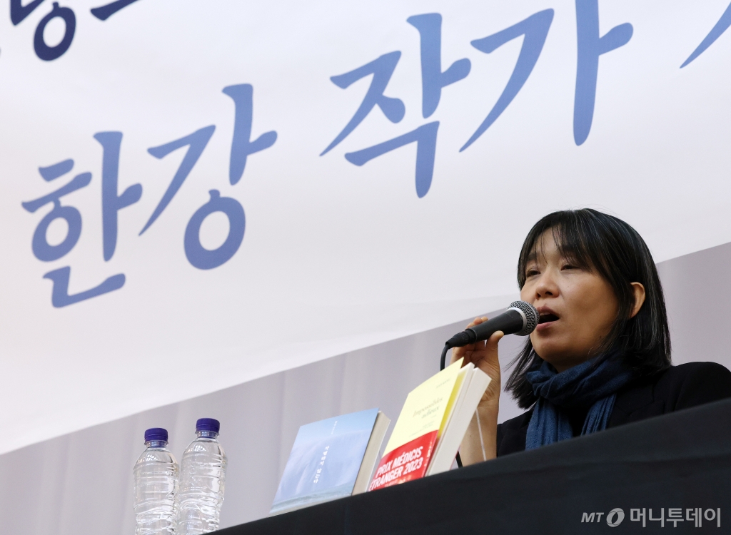 (서울=뉴스1) = 스웨덴 한림원은 10일(현지시간) 한국인 소설가 한강을 노벨 문학상 수상자로 선정했다. 한국 작가 가운데 노벨 문학상 수상은 한강이 처음이다. 사진은 작년 11월14일 열린 한강 작가 장편소설 ‘작별하지 않는다’ 프랑스 메디치 외국문학상 수상 기념 기자간담회. (뉴스1DB)2024.10.10/뉴스1 Copyright © 뉴스1. All rights reserved. 무단 전재 및 재배포, AI학습 이용 금지. /사진=(서울=뉴스1)