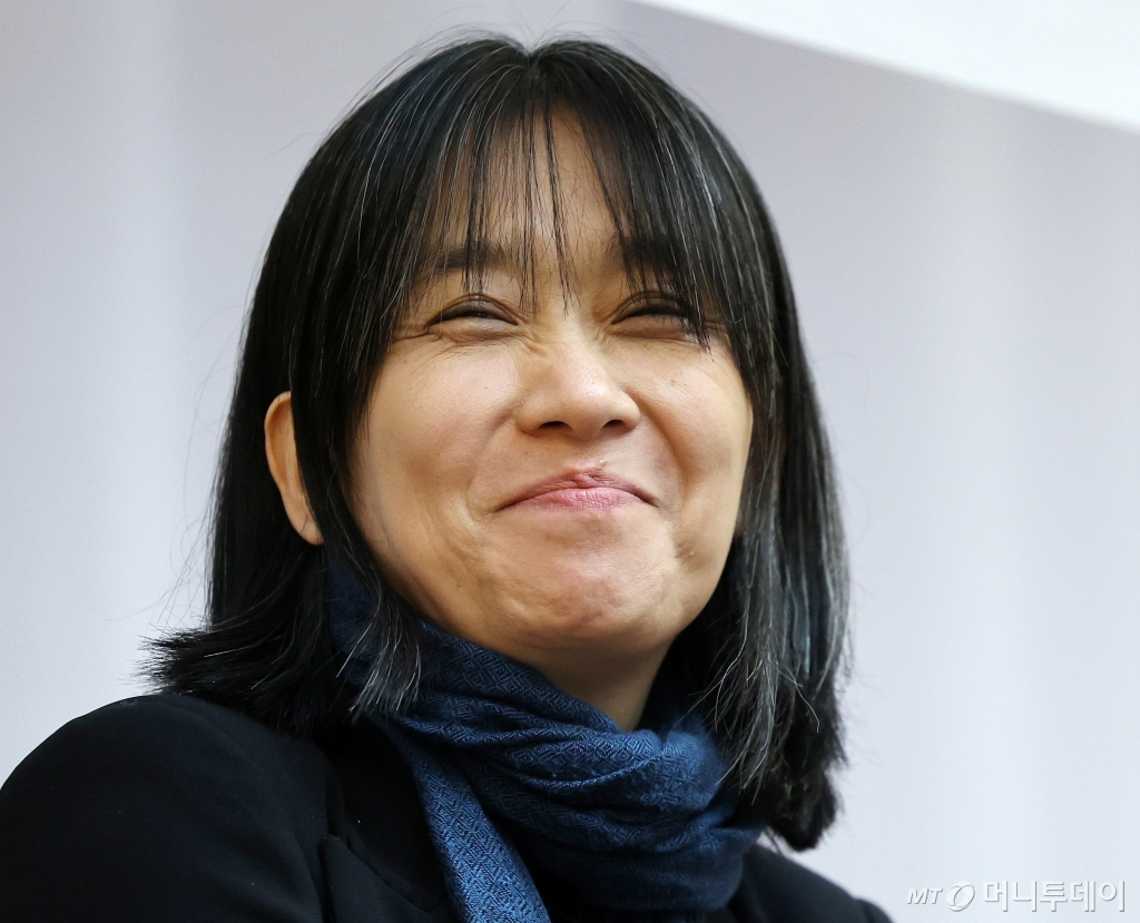 (서울=뉴스1) = 스웨덴 한림원은 10일(현지시간) 한국인 소설가 한강을 노벨 문학상 수상자로 선정했다. 한국 작가 가운데 노벨 문학상 수상은 한강이 처음이다. 사진은 작년 11월14일 열린 한강 작가 장편소설 ‘작별하지 않는다’ 프랑스 메디치 외국문학상 수상 기념 기자간담회 모습. (뉴스1DB)2024.10.10/뉴스1 Copyright © 뉴스1. All rights reserved. 무단 전재 및 재배포, AI학습 이용 금지. /사진=(서울=뉴스1)