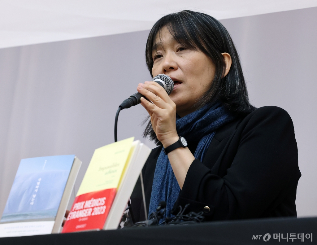 (서울=뉴스1) = 10일 노벨문학상을 우리나라 작가 한강이 수상했다. 사진은 작년 11월14일 열린 한강 작가 장편소설 ‘작별하지 않는다’ 프랑스 메디치 외국문학상 수상 기념 기자간담회. (뉴스1DB)2024.10.10/뉴스1 Copyright © 뉴스1. All rights reserved. 무단 전재 및 재배포, AI학습 이용 금지. /사진=(서울=뉴스1)