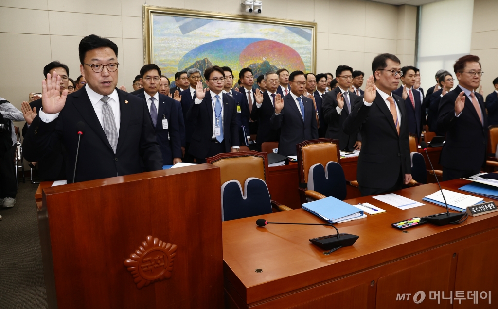 (서울=뉴스1) 김민지 기자 = 김병환 금융위원장이 10일 오전 서울 여의도 국회 정무위원회에서 열린 금융위원회·한국산업은행·중소기업은행에 대한 국정감사에 출석, 증인 선서를 하고 있다. 2024.10.10/뉴스1 Copyright © 뉴스1. All rights reserved. 무단 전재 및 재배포, AI학습 이용 금지. /사진=(서울=뉴스1) 김민지 기자