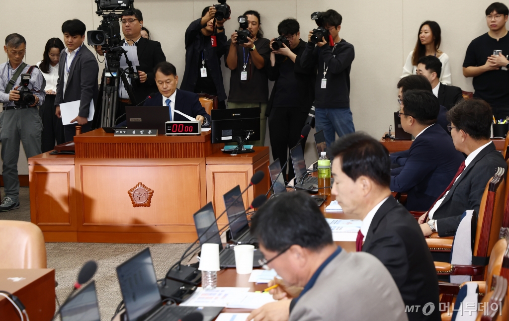 (서울=뉴스1) 김민지 기자 = 윤한홍 정무위원장이 10일 오전 서울 여의도 국회 정무위원회에서 열린 금융위원회·한국산업은행·중소기업은행에 대한 국정감사에서 의사봉을 두드리고 있다. 2024.10.10/뉴스1 Copyright © 뉴스1. All rights reserved. 무단 전재 및 재배포, AI학습 이용 금지. /사진=(서울=뉴스1) 김민지 기자