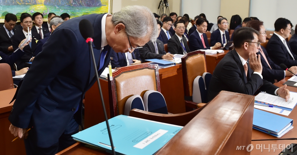 임종룡 우리금융지주 회장이 10일 서울 여의도 국회 본관 604호에서 열린 국회 정무위원회, 금융위 등 국정감사에 출석, 질의에 답변하기 앞서 고개를 숙여 사과하고 있다. 이날 국감에 출석한 임 회장은 손태승 전 우리금융지주 회장 친인척의 우리은행 부당 대출과 관련해 “책임져야 할 일이 있으면 책임지겠다"고 밝혔다. 특히 그는 "우리금융의 신뢰를 떨어뜨린 점에 대해 깊은 책임감을 느낀다"며, "조직의 안정, 내부 통제 강화, 기업 문화 혁신 등 신뢰 회복을 위해 노력하겠다"고 덧붙여 말했다. 이날 정무위 감사에는 /사진=임한별(머니S)