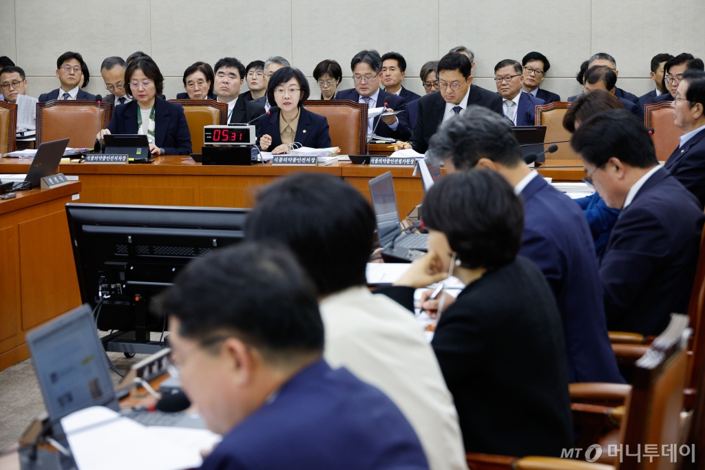 (서울=뉴스1) 안은나 기자 = 오유경 식품의약품안전처장이 10일 오후 서울 여의도 국회 보건복지위원회에서 열린 식품의약품안전처 등 국정감사에서 의원 질의에 답하고 있다. 2024.10.10/뉴스1  Copyright © 뉴스1. All rights reserved. 무단 전재 및 재배포,  AI학습 이용 금지. /사진=(서울=뉴스1) 안은나 기자