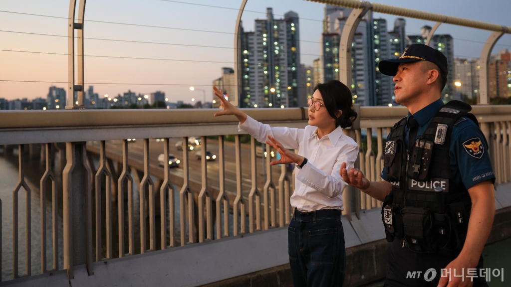(서울=뉴스1) 박지혜 기자 = 김건희 여사가 10일 ‘세계 자살 예방의 날’을 맞아 서울 마포대교에서 도보 순찰하며 용강지구대 근무자와 대화를 나누고 있다. (대통령실 제공) 2024.9.10/뉴스1  Copyright © 뉴스1. All rights reserved. 무단 전재 및 재배포,  AI학습 이용 금지. /사진=(서울=뉴스1) 박지혜 기자