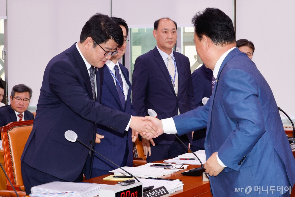 (서울=뉴스1) 안은나 기자 = 권재한 농촌진흥청장이 11일 오후 서울 여의도 국회 농림축산식품해양수산위원회에서 열린 농촌진흥청 등 국정감사에서 어기구 농해수위 위원장과 악수하고 있다. 2024.10.11/뉴스1  Copyright © 뉴스1. All rights reserved. 무단 전재 및 재배포,  AI학습 이용 금지. /사진=(서울=뉴스1) 안은나 기자