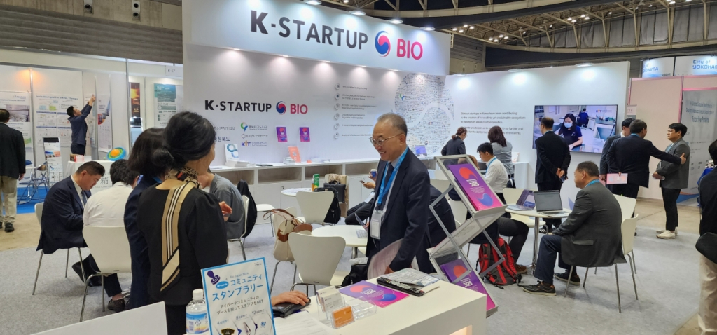 '바이오재팬 2024' 행사장의 K-스타트업 바이보 부스엔 쇼난 아이파크에 입주한 한국 바이오 스타트업에 대한 관심을 갖는 해외 바이어들의 발길이 이어졌다. /사진=정심교 기자