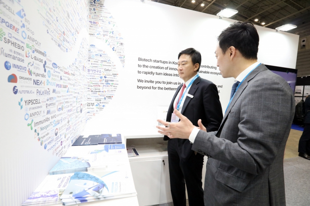 존림(왼쪽) 삼성바이오로직스 대표가 10일 '바이오재팬 2024' 행사장 내 K-스타트업 바이오 부스에서 지난달 쇼난아이파크에 입주한 기업에 대한 설명을 듣고 있다. /사진제공=삼성바이오로직스