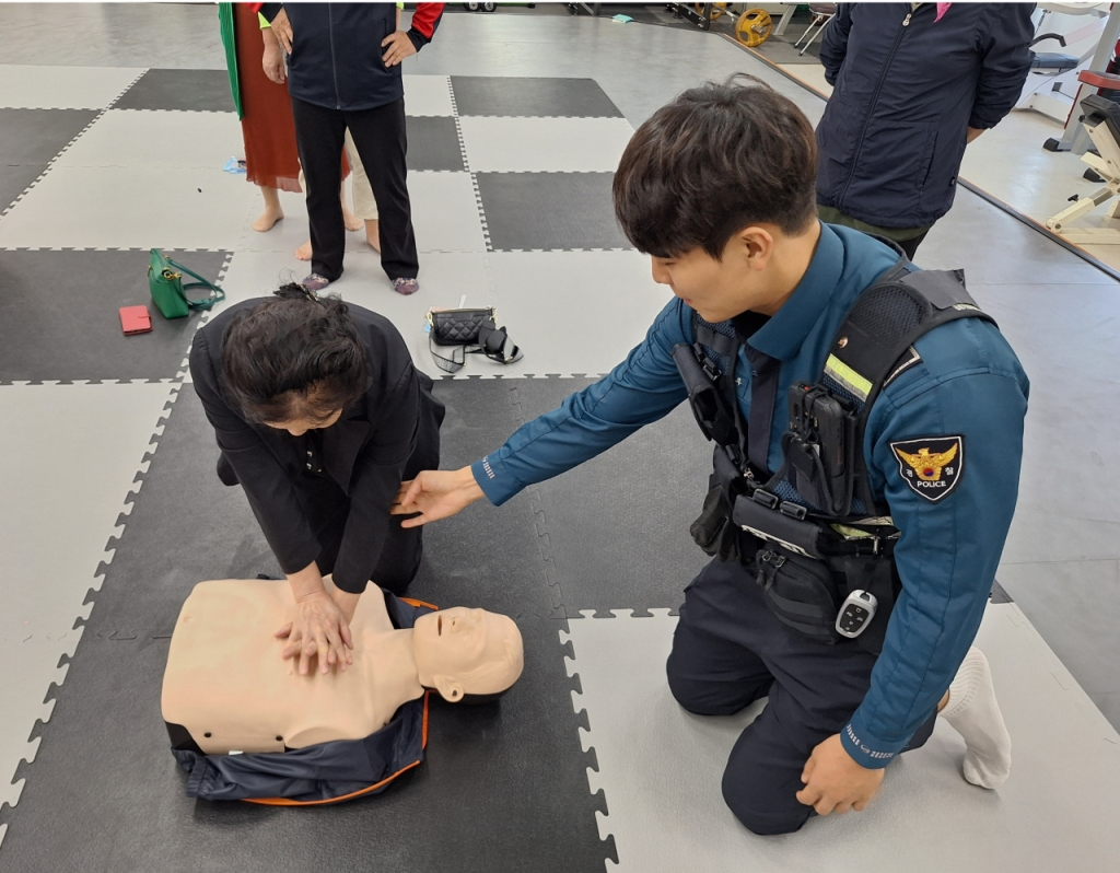 지난 12일 서울 관악경찰서는 관악구 자율방범대원을 대상으로 심폐소생술 교육을 진행했다. /사진=김지은 기자