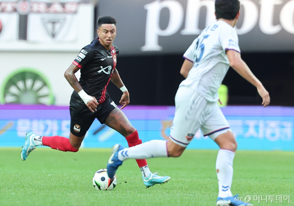 (서울=뉴스1) 김도우 기자 = 29일 오후 서울 마포구 서울월드컵경기장에서 열린 하나은행 K리그1 2024 32라운드 FC서울과 수원FC의 경기, 서울 린가드가 공격을 시도하고 있다. 2024.9.29/뉴스1  Copyright © 뉴스1. All rights reserved. 무단 전재 및 재배포,  AI학습 이용 금지. /사진=(서울=뉴스1) 김도우 기자