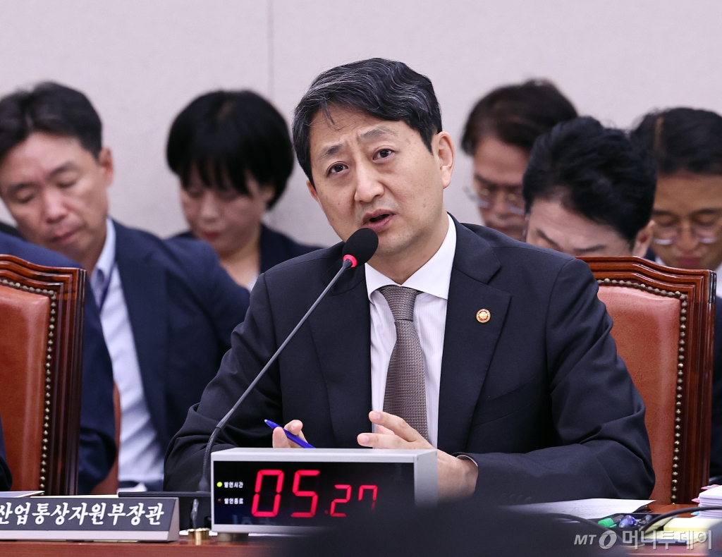 (서울=뉴스1) 구윤성 기자 = 안덕근 산업통산자원부 장관이 7일 오전 서울 여의도 국회에서 열린 산업통상자원중소벤처기업위원회의 산업통상자원부에 대한 국정감사에서 질의에 답변하고 있다. 2024.10.7/뉴스1  Copyright © 뉴스1. All rights reserved. 무단 전재 및 재배포,  AI학습 이용 금지. /사진=(서울=뉴스1) 구윤성 기자
