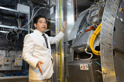 김준원가 MRI와 선형가속기를 결합한 엘렉타사의 '유니티'를 소개하고 있다.