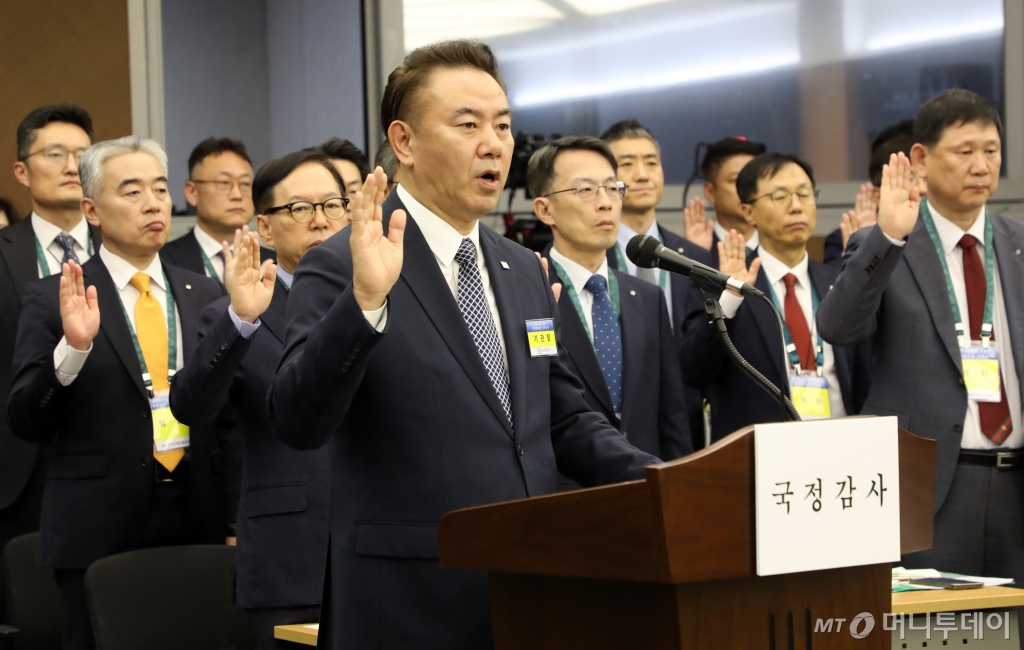 (부산=뉴스1) 윤일지 기자 = 유재훈 예금보험공사 사장이 14일 오후 부산 남구 부산국제금융센터(BIFC)에서 열린 국회 정무위원회의 예금보험공사, 한국자산관리공사, 한국주택금융공사, 신용보증기금에 대한 국정감사에서 대표 선서하고 있다. 2024.10.14/뉴스1  Copyright © 뉴스1. All rights reserved. 무단 전재 및 재배포,  AI학습 이용 금지. /사진=(부산=뉴스1) 윤일지 기자