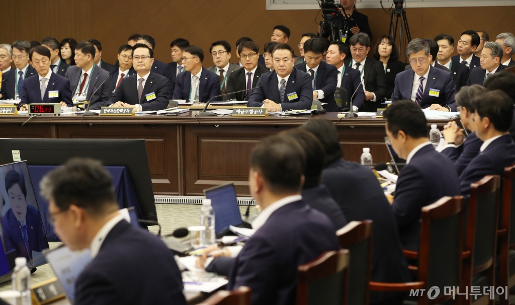 (부산=뉴스1) 윤일지 기자 = 14일 오후 부산 남구 부산국제금융센터(BIFC)에서 국회 정무위원회의 예금보험공사, 한국자산관리공사, 한국주택금융공사, 신용보증기금에 대한 국정감사가 열리고 있다. 2024.10.14/뉴스1  Copyright © 뉴스1. All rights reserved. 무단 전재 및 재배포,  AI학습 이용 금지. /사진=(부산=뉴스1) 윤일지 기자