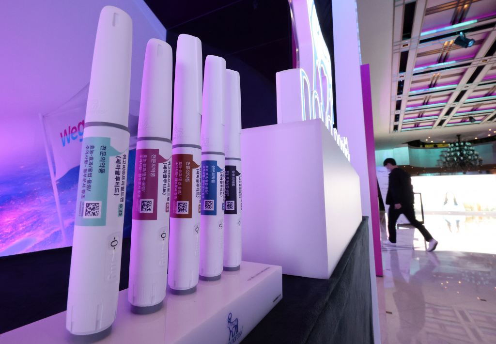 (서울=뉴스1) 이동해 기자 = 기적의 비만약이라고 불리는 덴마크 제약회사 노보 노디스크의 비만치료제 위고비가 내일부터 국내 일부 병·의원에 공급될 전망인 가운데 15일 서울 용산구 그랜드하얏트에서 열릴 예정인 출시 심포지엄에 앞서 행사장 앞으로 외고비 모형이 전시돼 있다. 2024.10.15/뉴스1  Copyright © 뉴스1. All rights reserved. 무단 전재 및 재배포,  AI학습 이용 금지. /사진=(서울=뉴스1) 이동해 기자