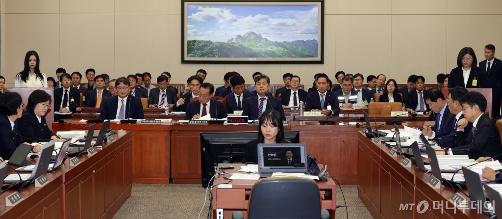 (서울=뉴스1) 국회사진취재단 = 그룹 뉴진스(NewJeans)의 하니(왼쪽)가 15일 오후 서울 여의도 국회 환경노동위원회에서 열린 경제사회노동위원회, 중앙노동위원회, 최저임금위원회 등에 대한 국정감사에서 의원 질의에 답변하고 있다. 2024.10.15/뉴스1  Copyright © 뉴스1. All rights reserved. 무단 전재 및 재배포,  AI학습 이용 금지. /사진=(서울=뉴스1) 국회사진취재단