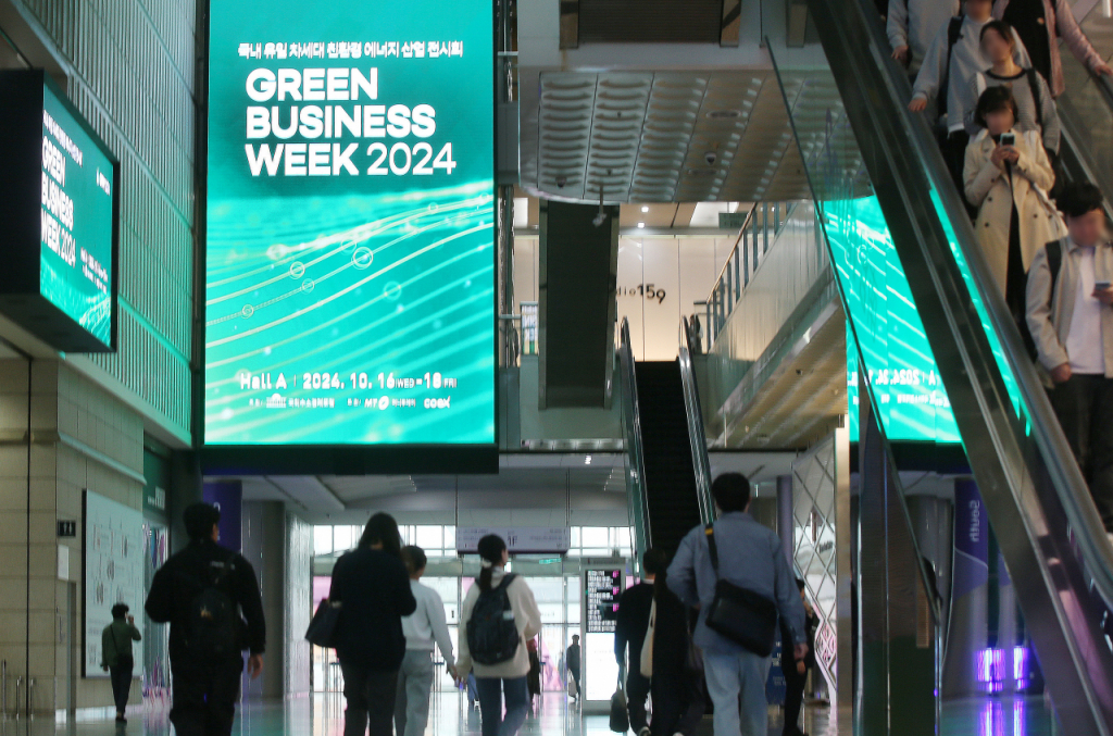 머니투데이와 코엑스(COEX)가 공동 주관하는 '그린비즈니스위크 2024(GBW 2024)' 개막을 하루 앞둔 15일 서울 강남구 코엑스에 전시 안내 전광판이 설치돼 있다. /사진=김휘선