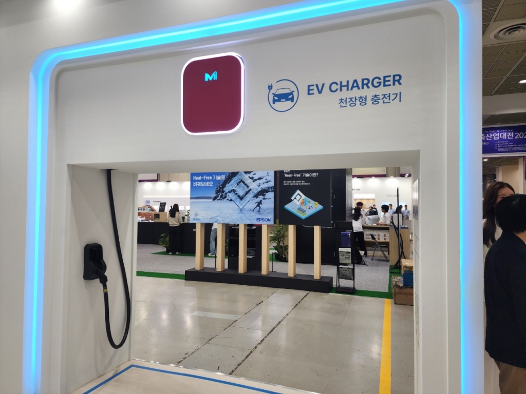 16일 서울 코엑스에서 열린 '그린비즈니스위크 2024' 서울시 부스에 '천장형 전기차 충전기'가 설치돼 있다 /사진=김지현 기자 