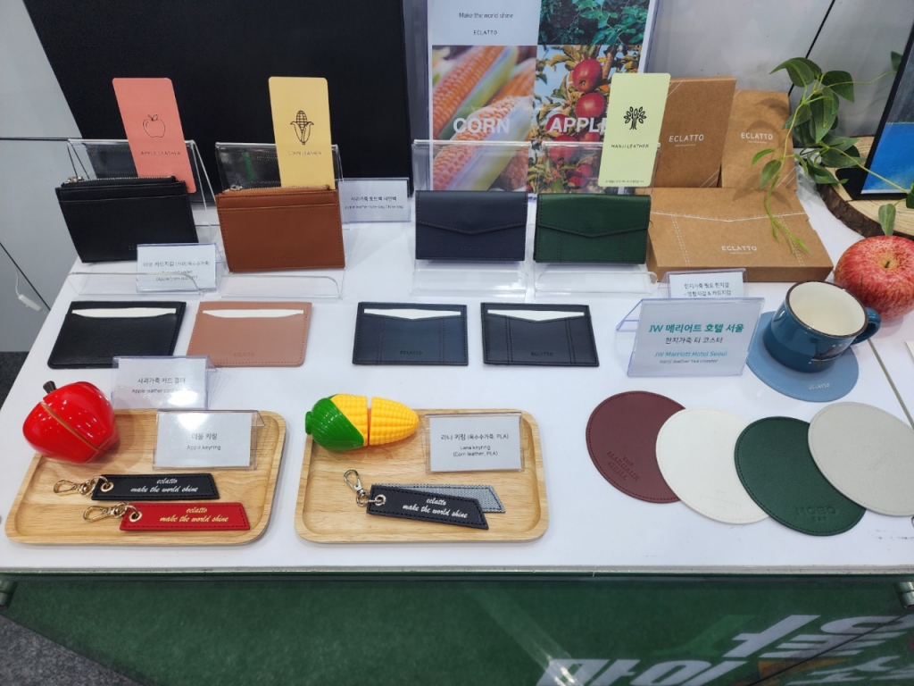 16일 서울 코엑스에서 열린 '그린비즈니스위크 2024'에 전시된 '엔컴페니언'의 친환경 제품들 /사진=김지현 기자 