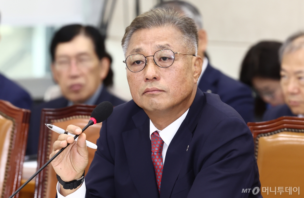 (서울=뉴스1) 김민지 기자 = 강중구 건강보험심사평가원장이 16일 오전 서울 여의도 국회 보건복지위원회에서 열린 국민건강보험공단·건강보험심사평가원에 대한 국정감사에서 의원 질의를 듣고 있다. 2024.10.16/뉴스1  Copyright © 뉴스1. All rights reserved. 무단 전재 및 재배포,  AI학습 이용 금지. /사진=(서울=뉴스1) 김민지 기자