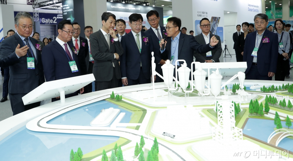 16일 서울 강남구 코엑스에서 열린 '그린비즈니스위크 2024' 개막식에서 강호병 머니투데이 대표, 성태윤 대통령비서실 정책실장, 국민의힘 이종배 국회수소경제포럼 공동대표, 안덕근 산업통상자원부 장관 주요 참석자들이 포스코 부스를 둘러보고 있다. /사진=김휘선