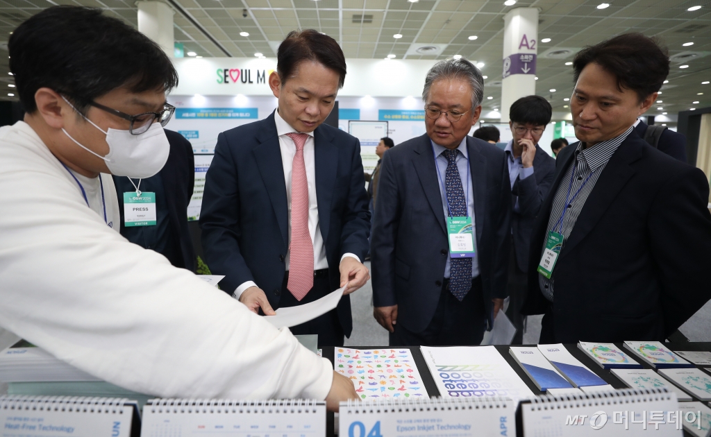 강호병 머니투데이 대표와 이병화 환경부 차관이 16일 서울 강남구 코엑스에서 열린 '그린비즈니스위크 2024'를 찾아 한국엡손 부스를 둘러보고 있다. /사진=이기범 기자 leekb@