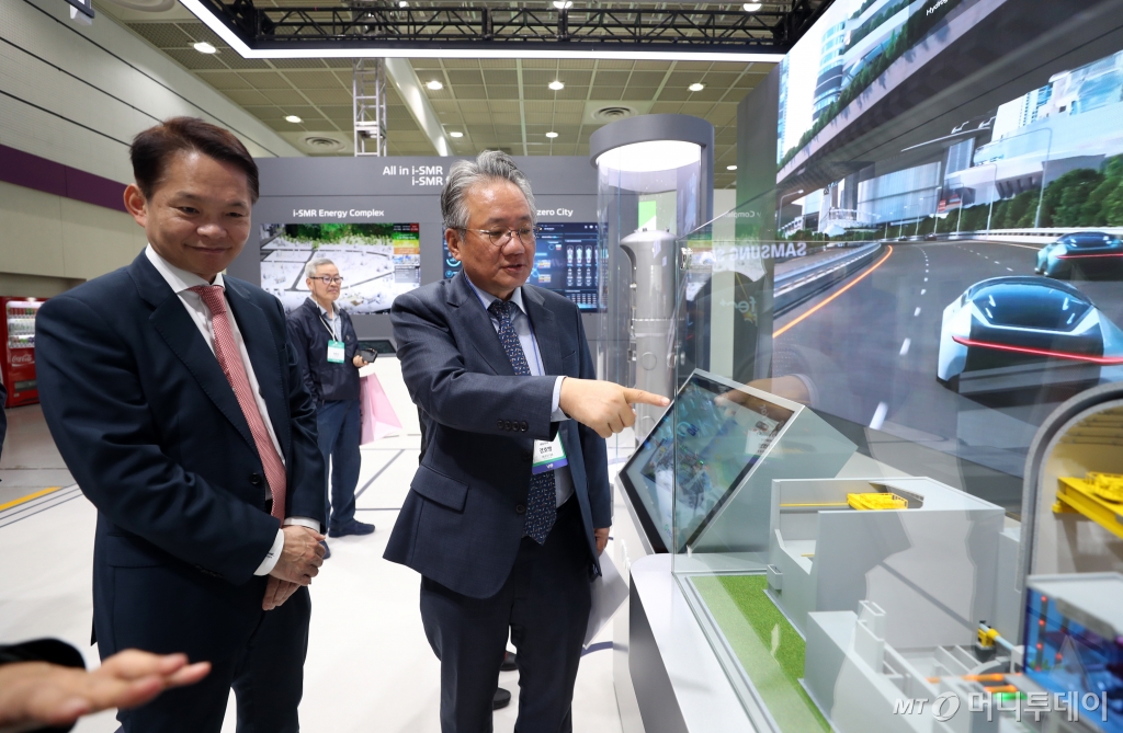 강호병 머니투데이 대표와 이병화 환경부 차관이 16일 서울 강남구 코엑스에서 열린 '그린비즈니스위크 2024'를 찾아 한국수력원자력 부스를 둘러보고 있다. /사진=이기범 기자 leekb@