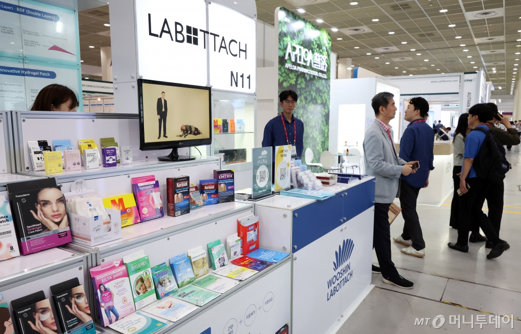 (서울=뉴스1) 김명섭 기자 = 27일 서울 강남구 코엑스에서 열린 2024 세계 제약·바이오·건강기능 산업 전시회(CPHI/Hi Korea)에서 참가자들이 전시물을 살펴보고 있다. 사진은 기사 내용과 관련없음. 2024.8.27/뉴스1 Copyright © 뉴스1. All rights reserved. 무단 전재 및 재배포, AI학습 이용 금지. /사진=(서울=뉴스1) 김명섭 기자